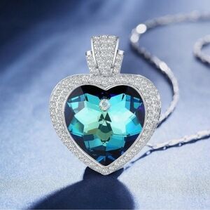 NWOT Heart Pendant Necklace